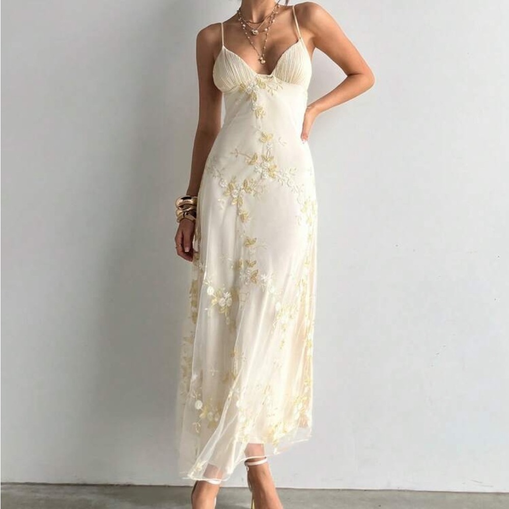 Brand New Women’s Elegant Cream Floral Embroidered Sleeveless Midi Dress - Picture 3 of 5